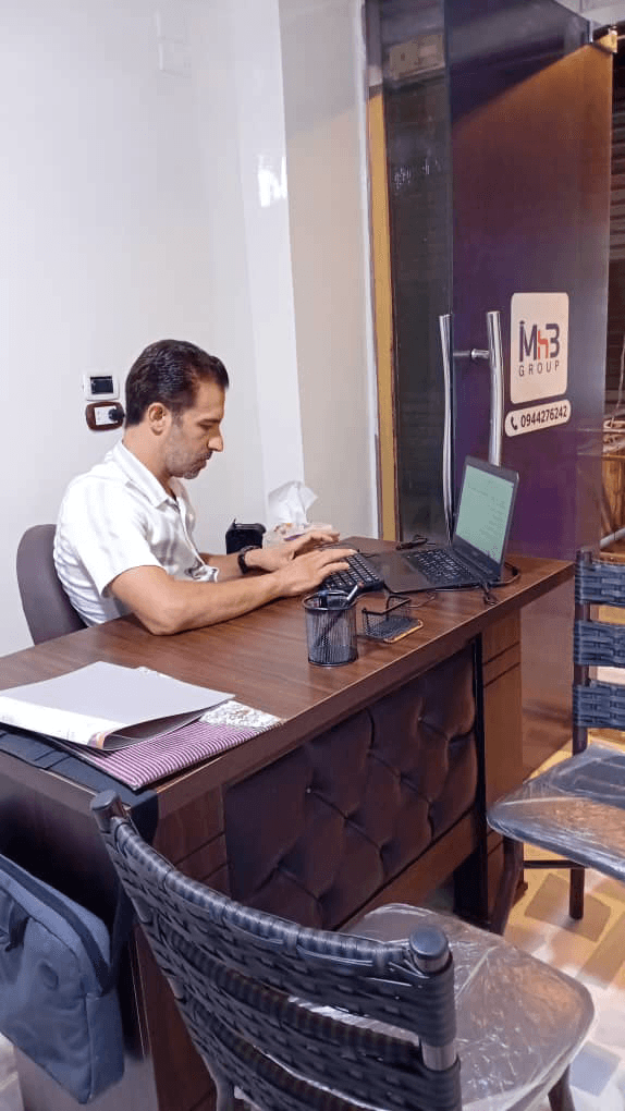 فريق العمل أثناء متابعة الملفات